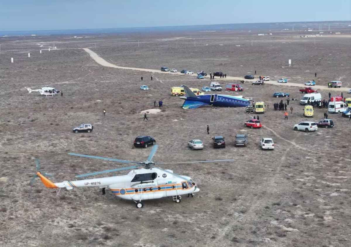 Власти Казахстана уточнили число погибших и выживших в крушении самолёта Embraer ERJ-190