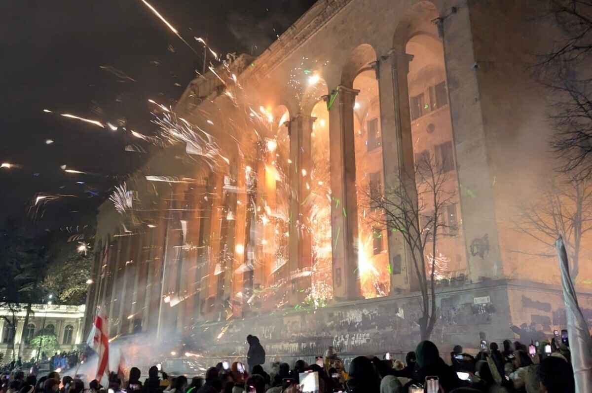 Мобильные баррикады, противогазы и столкновения с полицией. Как прошла очередная ночь протестов в Грузии?