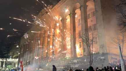 Мобильные баррикады, противогазы и столкновения с полицией. Как прошла очередная ночь протестов в Грузии?