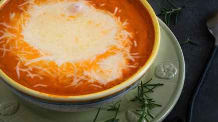 Этот сытный суп по вкусу напоминает пиццу. Как приготовить за 40 минут?