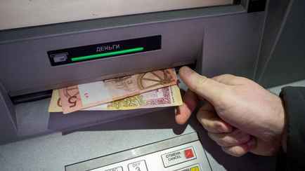 До 1950 рублей в месяц. Ещё два белорусских банка ввели ограничения на снятие наличных с иностранных карт в своих банкоматах