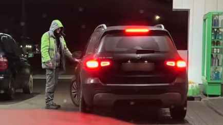 «Что все накинулись-то?» — На видео попало, как работники белорусской АЗС не дали водителю уехать после заправки. Что случилось?