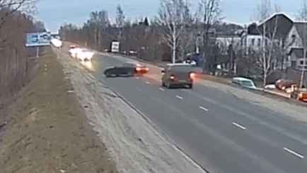 В Гомеле на видео попало, как Jaguar вылетел на встречку и слетел в кювет из-за неудачного обгона