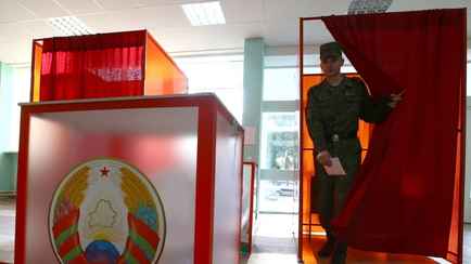 ЦИК пообещал подарить книгу этим белорусам за их голос на выборах. И это не Конституция