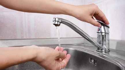 Минчанка пожаловалась на недостаточно горячую воду в квартире — чиновники признали виновными соседей