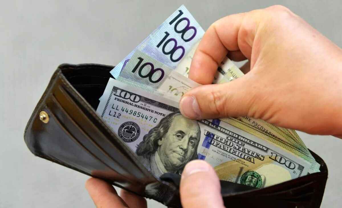 Доллар в Беларуси подешевел на 0,11%, а евро остался на месте. Какого максимума за 2 недели достиг российский рубль?