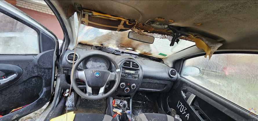 В Костюковичах машина самопроизвольно врезалась в подъезд и загорелась