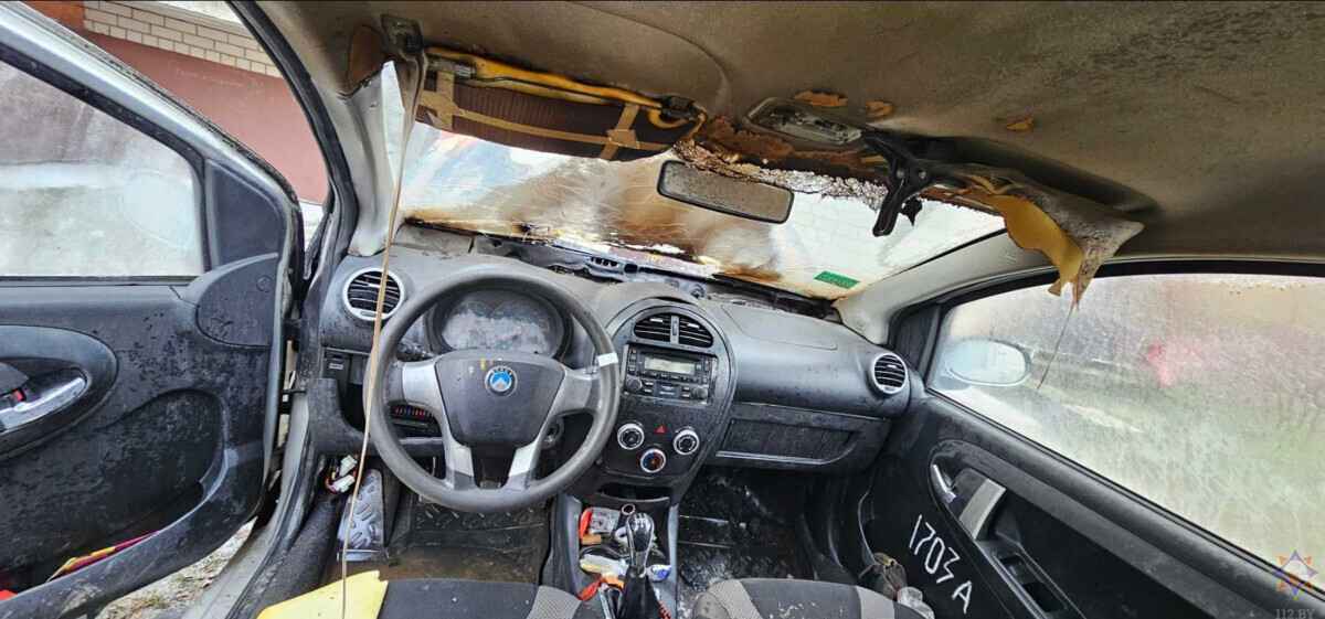 В Костюковичах машина самопроизвольно врезалась в подъезд и загорелась