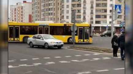 «Ну а как ему ещё проехать?» — Манёвр автобуса на перекрёстке в Минске вызвал горячие споры в TikTok