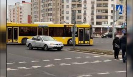 В комментариях к видео столкнулись противоположные мнения пользователей.