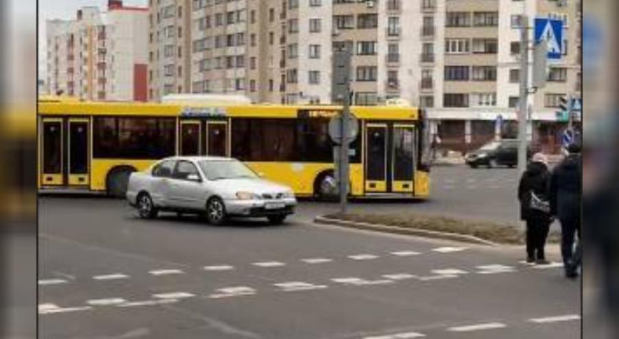 В комментариях к видео столкнулись противоположные мнения пользователей.