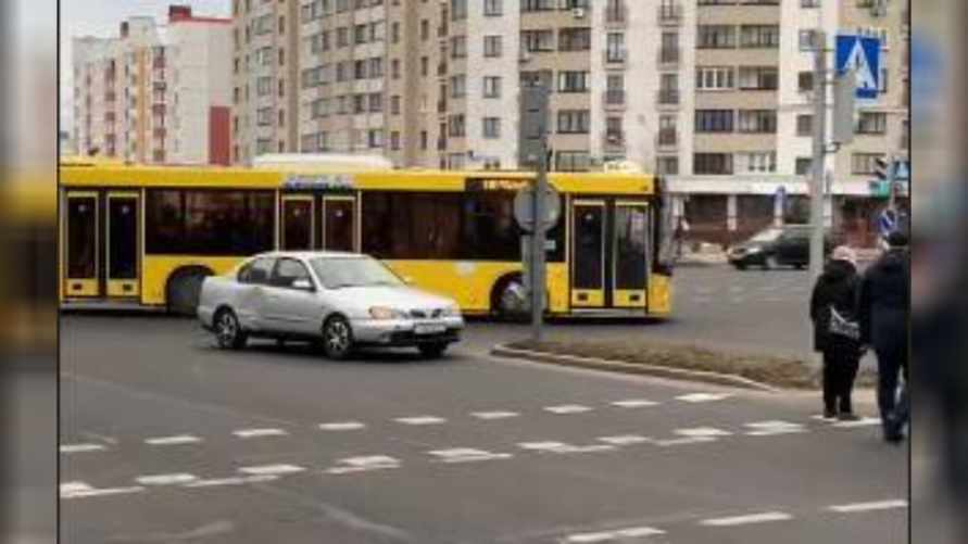 «Ну а как ему ещё проехать?» - Манёвр автобуса на перекрёстке в Минске вызвал горячие споры в TikTok