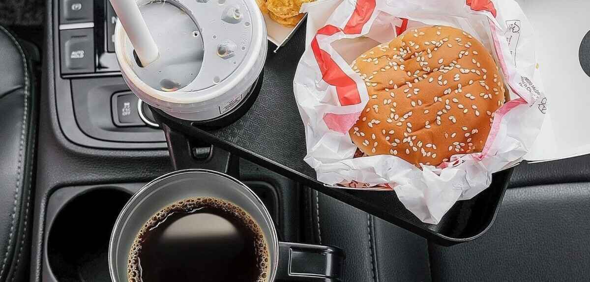 «Нашли 1500 бактерий» — Врачи посоветовали не есть в автомобилях. А что делать, если без этого никак?