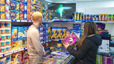 МАРТ Беларуси начал рейды по магазинам с пиротехникой