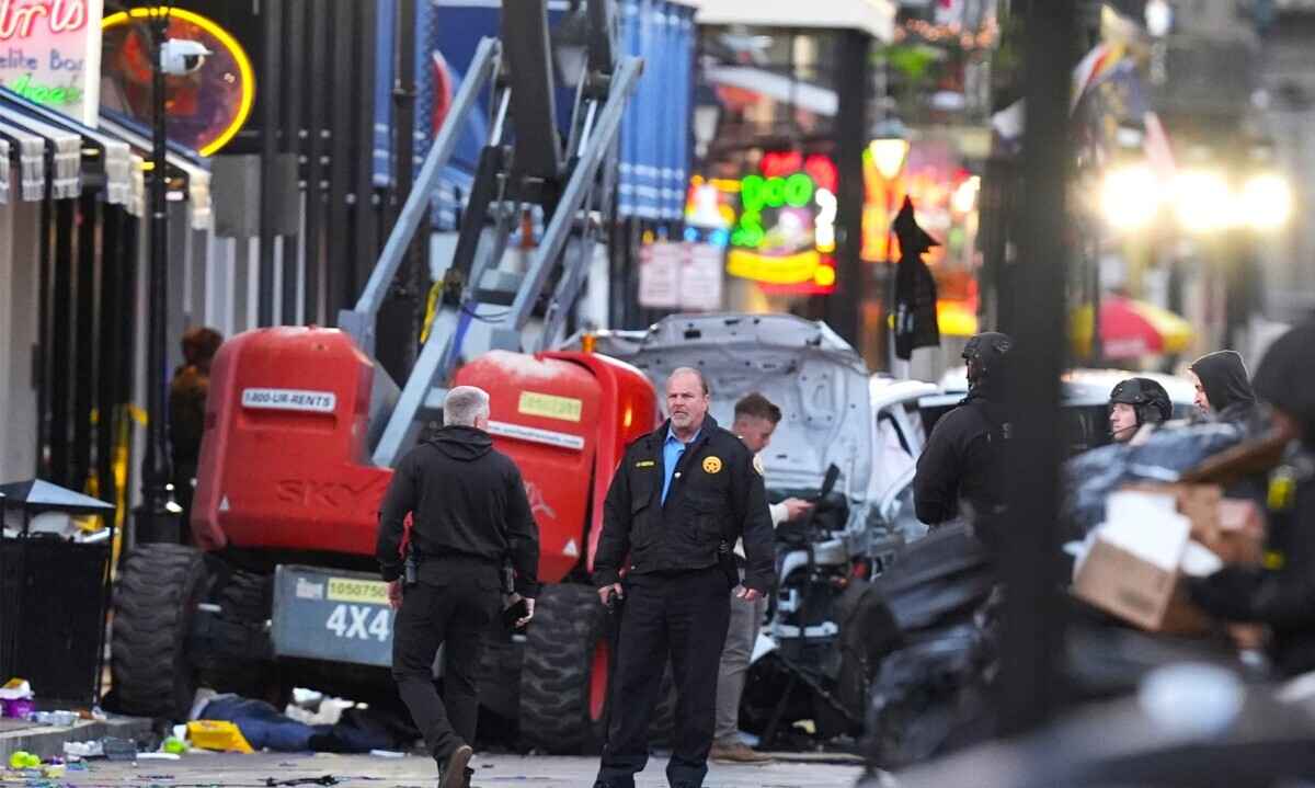 В США террорист на грузовике врезался в толпу и начал стрелять — погибло 15 человек