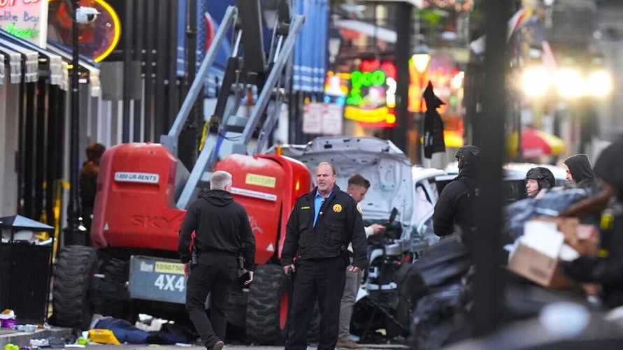 В США террорист на грузовике врезался в толпу и начал стрелять — погибло 15 человек