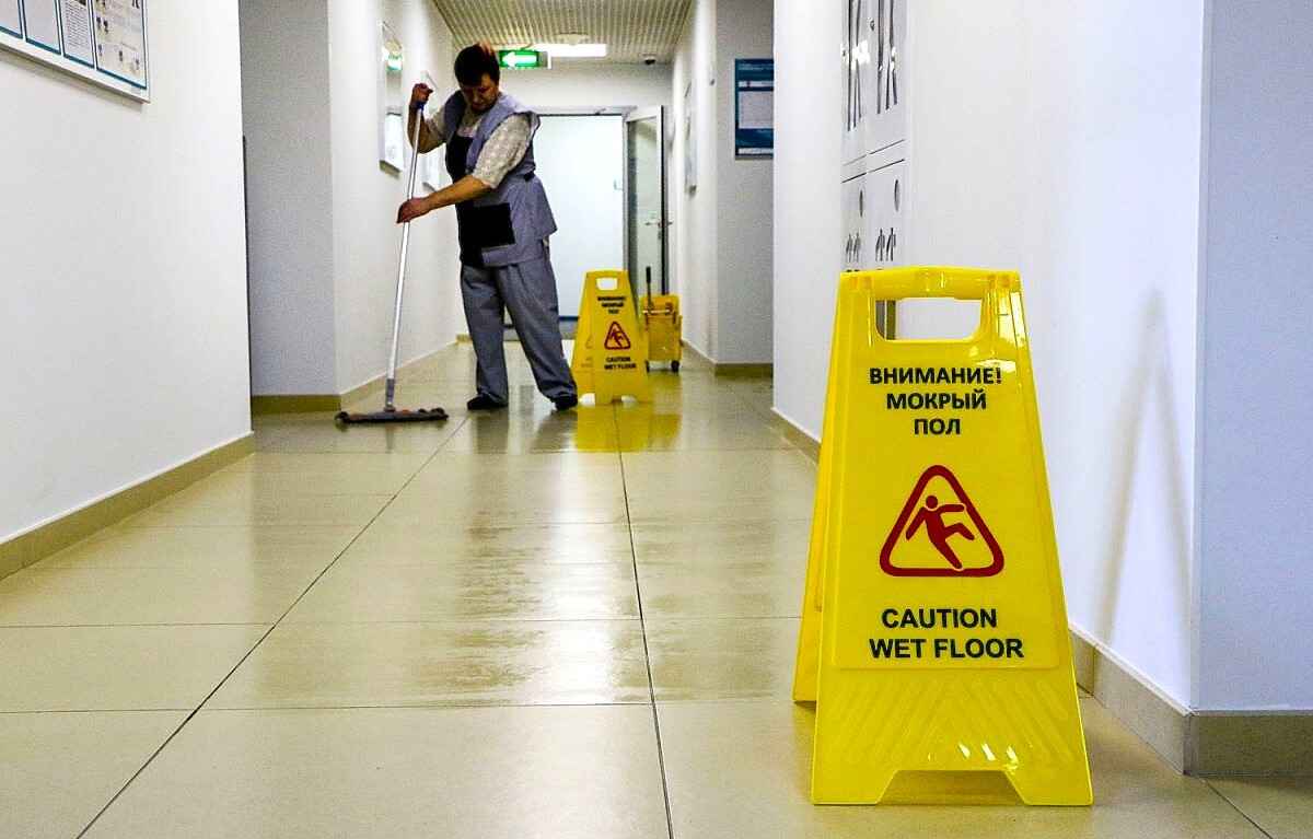 Могут ли белорусы потребовать компенсацию, если упали на мокром полу в магазине? Адвокат ответил