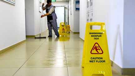 Могут ли белорусы потребовать компенсацию, если упали на мокром полу в магазине? Адвокат ответил