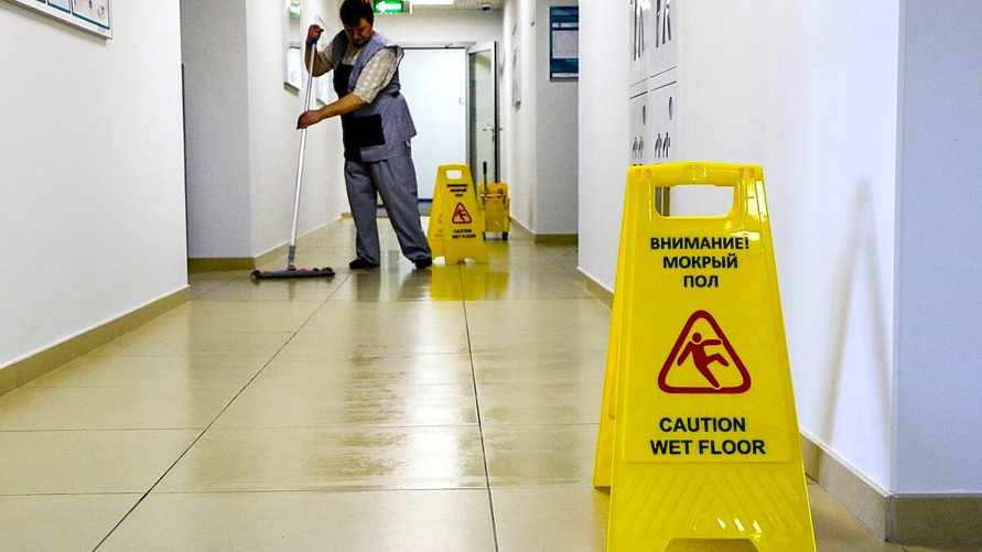 Могут ли белорусы потребовать компенсацию, если упали на мокром полу в магазине? Адвокат ответил