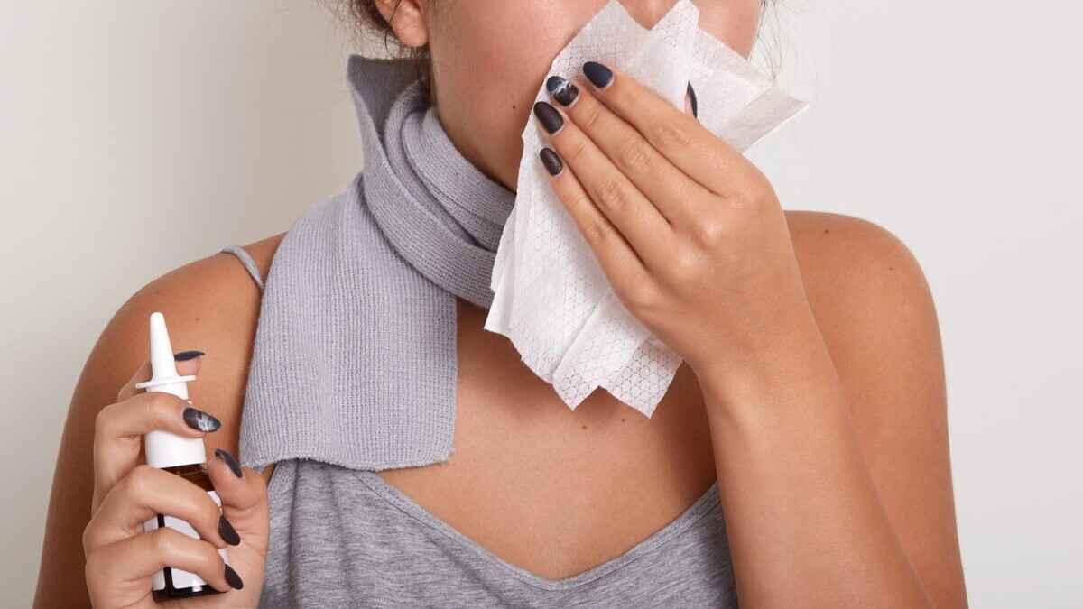 Чем отличаются капли в нос от спрея? Фармацевт объяснила, как не заработать "медикаментозный ринит"