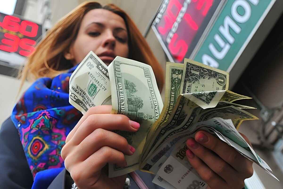 Доллар в Беларуси упал, а российский рубль пошёл на рекорд. Какого максимума достиг  за 3 месяца?