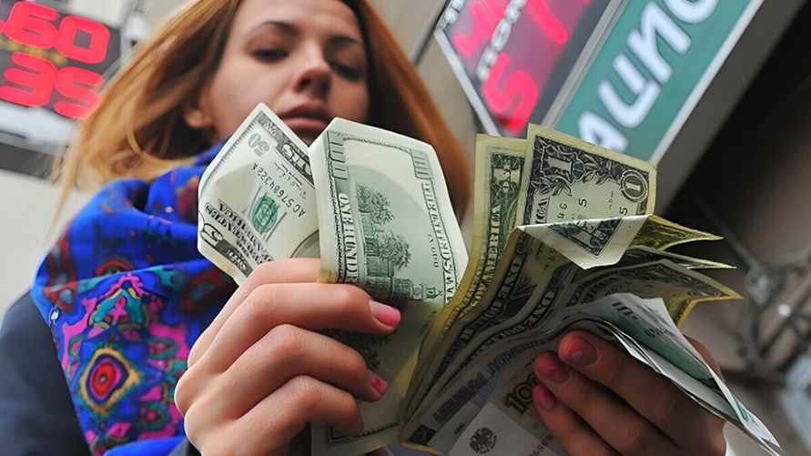 Доллар в Беларуси упал, а российский рубль пошёл на рекорд. Какого максимума достиг за 3 месяца?