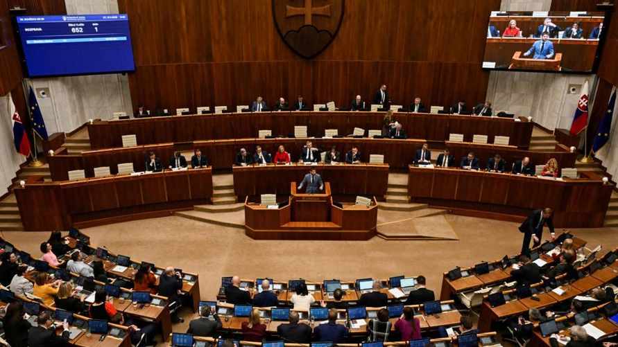 Премьер Словакии Фицо сорвал попытку вотума недоверия секретным докладом