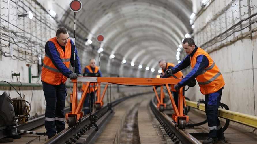 В Минском метрополитене показали, как ночью меняют рельсы
