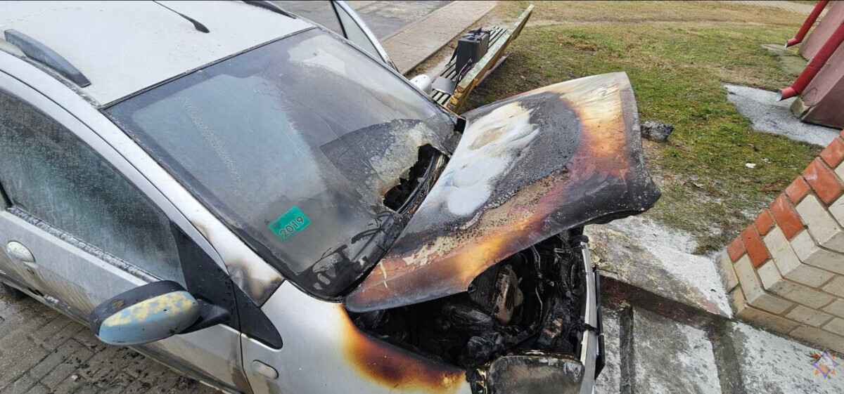 В Костюковичах машина самопроизвольно врезалась в подъезд и загорелась