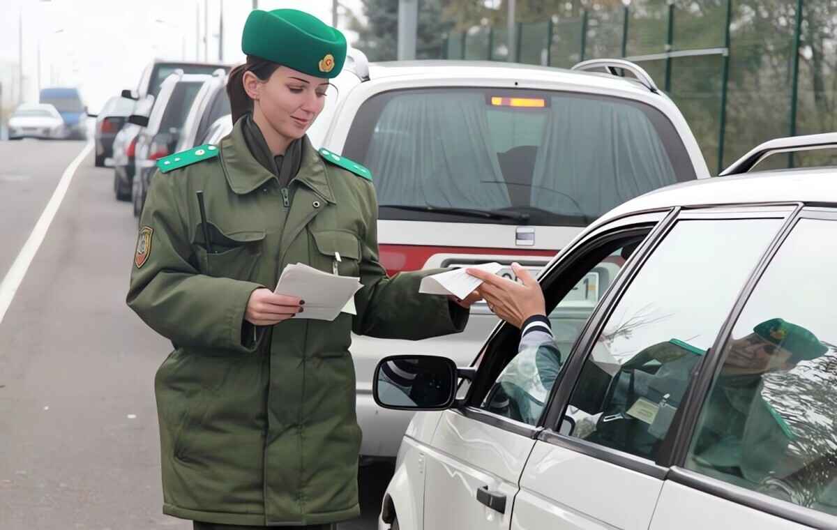 Таможня предупредила скопившихся на границе белорусов о штрафах. За что от 180 рублей?