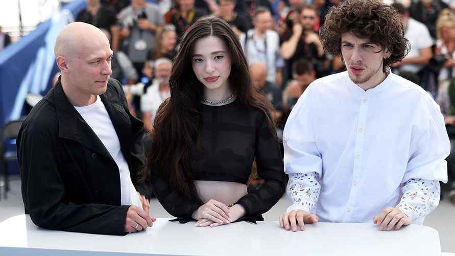 Юра Борисов (слева), Майки Мэдисон и Марк Эйдельштейн — актёры фильма "Анора"