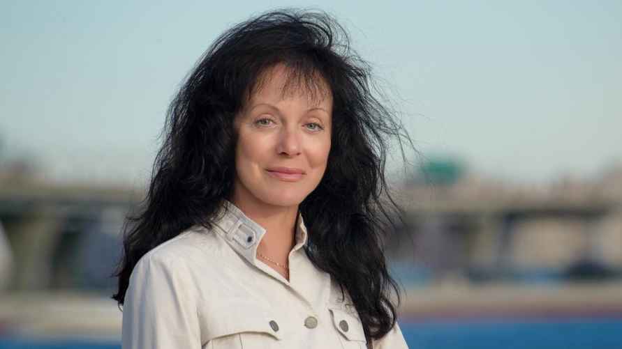 Чёрный цвет очень контрастный и может подчёркивать морщины и возрастные изменения на коже