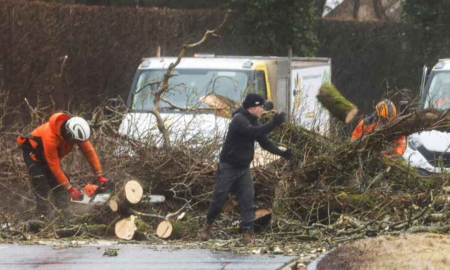 Порывы до 183 км/ч. В Ирландии шторм Эвион оставил без света более 700 тысяч людей