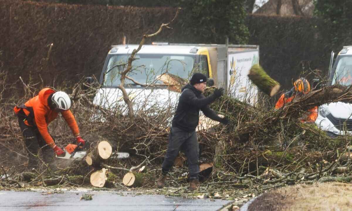 Порывы до 183 км/ч. В Ирландии шторм Эвион оставил без света более 700 тысяч людей