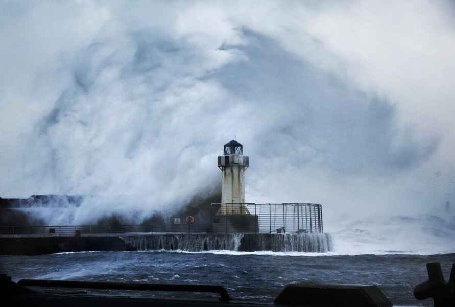 Порывы до 183 км/ч. В Ирландии шторм Эвион оставил без света более 700 тысяч людей