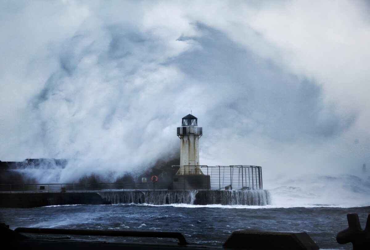 Порывы до 183 км/ч. В Ирландии шторм Эвион оставил без света более 700 тысяч людей