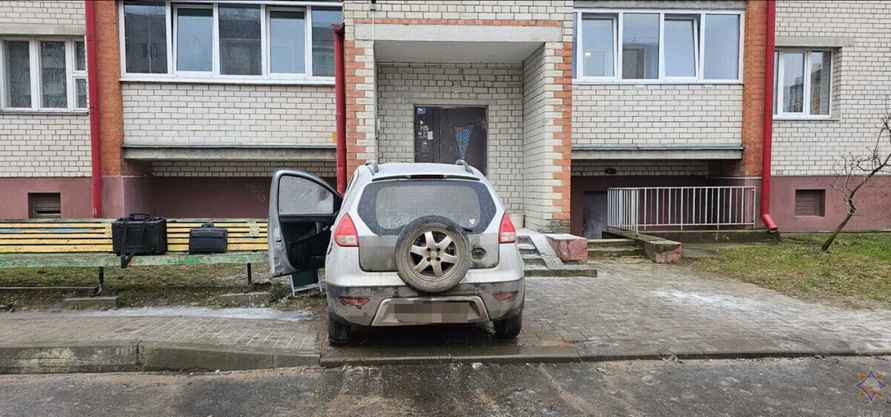 В Костюковичах машина самопроизвольно врезалась в подъезд и загорелась