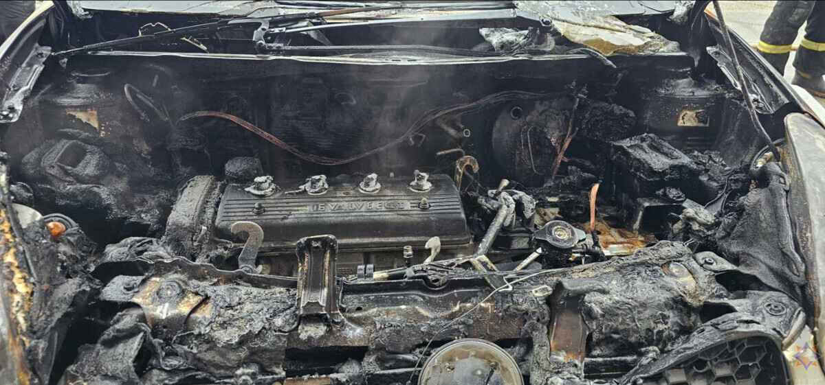 В Костюковичах машина самопроизвольно врезалась в подъезд и загорелась