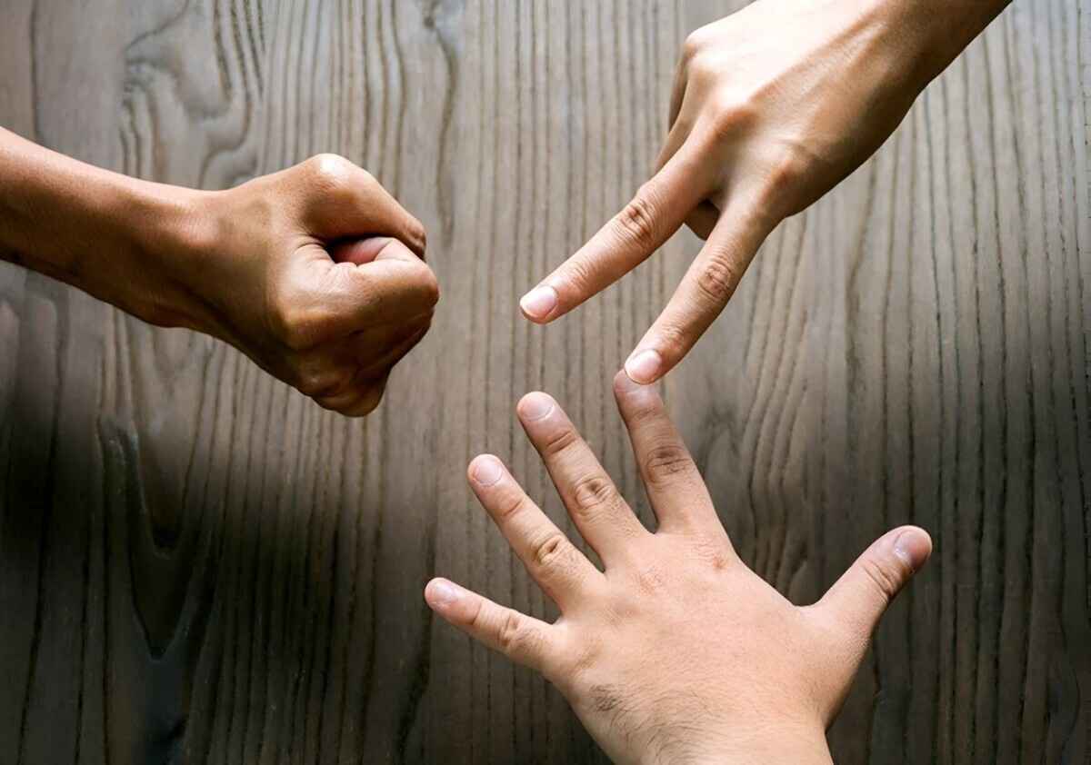 Как выиграть в "камень, ножницы, бумага"? Эксперт раскрыл принцип "простой психологии"