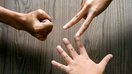 Как выиграть в «камень, ножницы, бумага»? Эксперт раскрыл принцип «простой психологии»