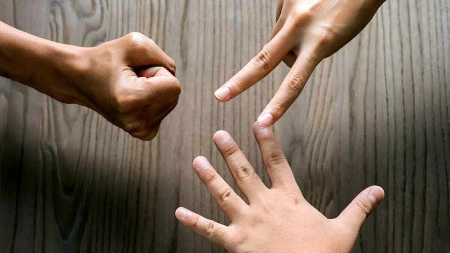 Как выиграть в "камень, ножницы, бумага"? Эксперт раскрыл принцип "простой психологии"