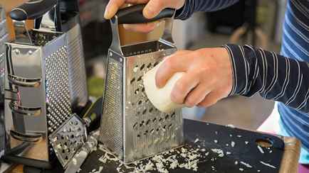 Как заточить кухонную тёрку за минуту? Помогут вилка и кружка