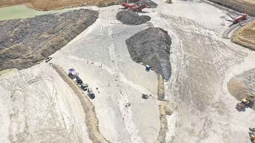 "Дорога динозавров" растянулась на 150 метров вдоль дна карьера