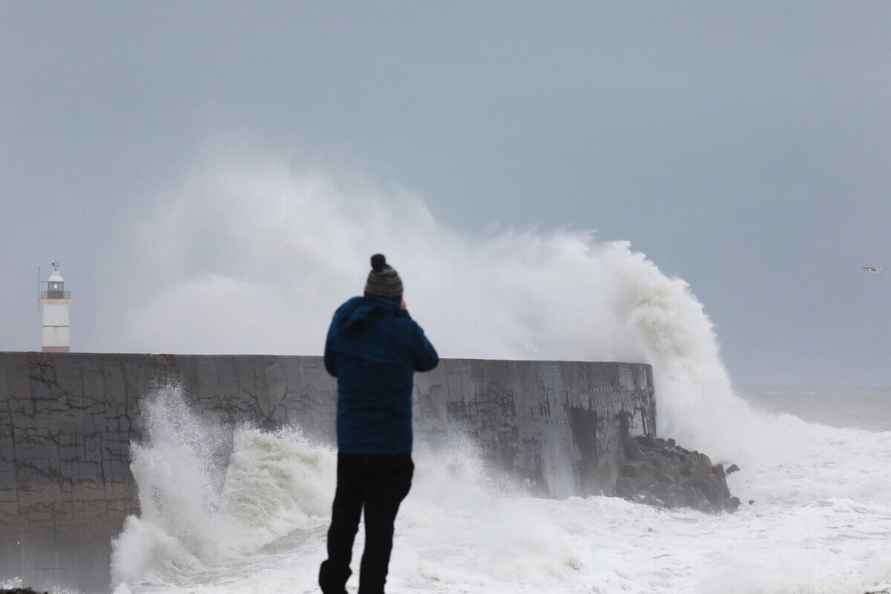 Порывы до 183 км/ч. В Ирландии шторм Эвион оставил без света более 700 тысяч людей