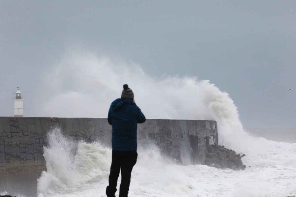 Порывы до 183 км/ч. В Ирландии шторм Эвион оставил без света более 700 тысяч людей