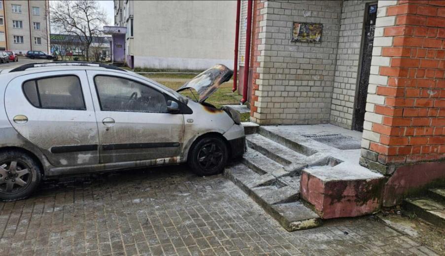 В Костюковичах машина самопроизвольно врезалась в подъезд и загорелась