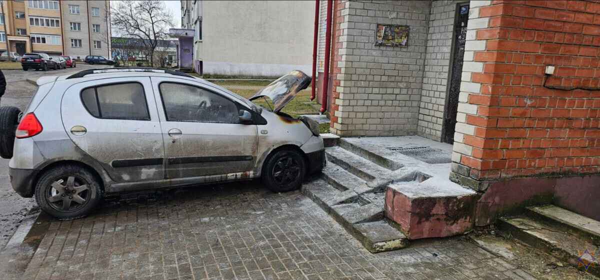 В Костюковичах машина самопроизвольно врезалась в подъезд и загорелась