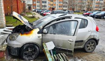 В Костюковичах машина самопроизвольно врезалась в подъезд и загорелась