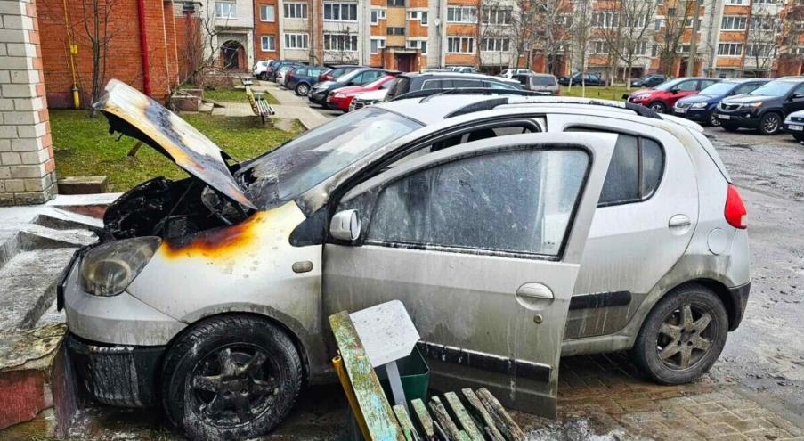 «Помогите! Машина горит. Она просто подъехала и ударилась