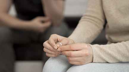 Учёные узнали кто счастливее: люди в браке или одиночки